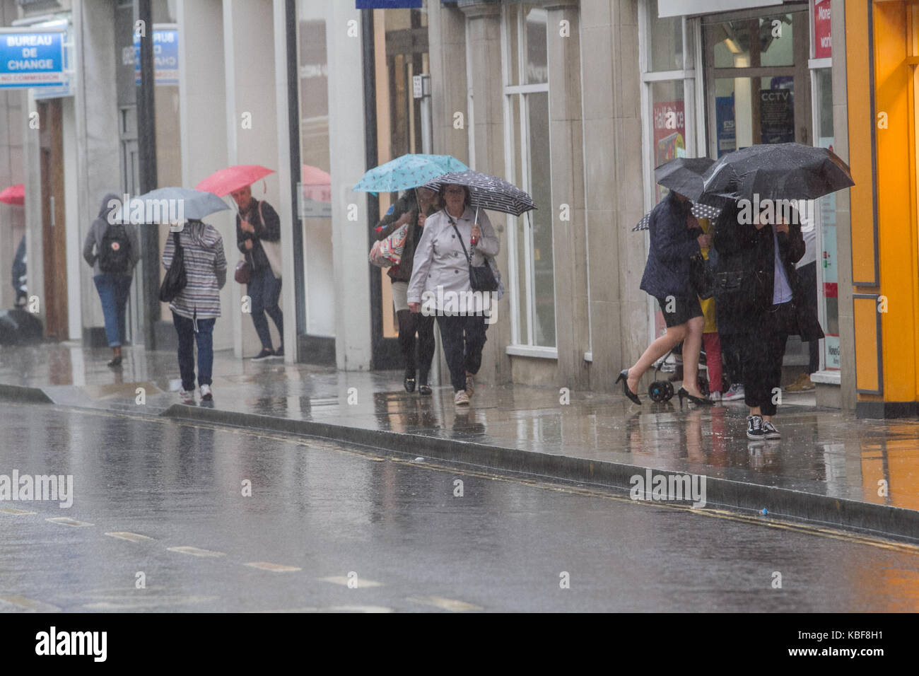 Richmond, Londres, Reino Unido. 29 sep, 2017. Los peatones y los compradores en el centro de la ciudad de Richmond están atrapados en fuertes lluvias torrenciales crédito: amer ghazzal/alamy live news Foto de stock