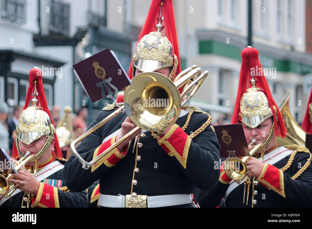 Dorking, Surrey, Reino Unido. 29 Sep, 2017. Banda militar marchando por el centro de la ciudad de Dorking para el Tribunal Headley desfile de despedida. La Condesa de Wessex asistió a la despedida de servicio Headley Defensa Judicial Centro Médico de Rehabilitación (DMRC). Se abrirá una nueva planta en Loughborough en 2018. Crédito: Julia Gavin/Alamy Live News Foto de stock