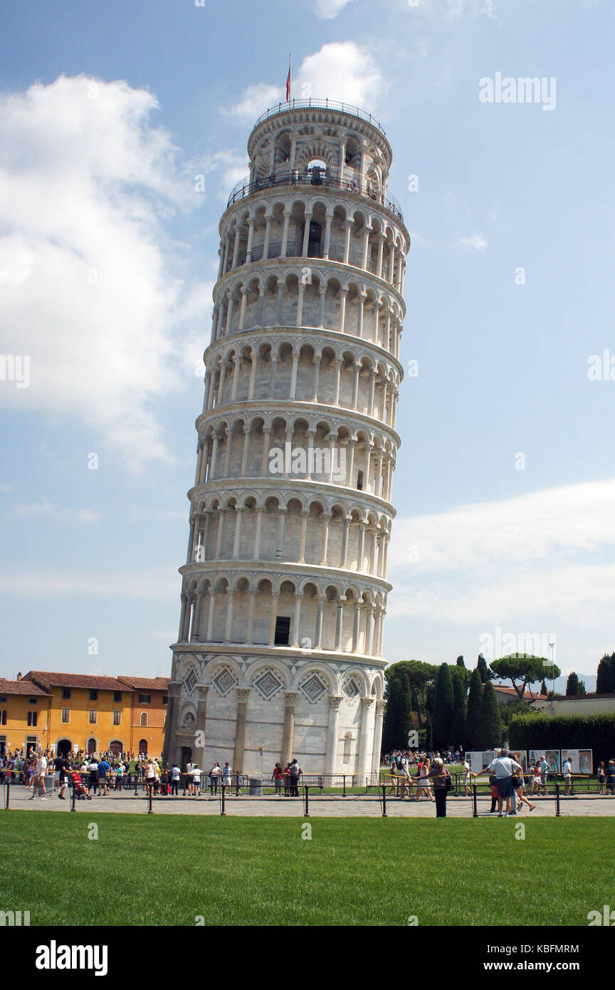 La famosa torre inclinada de Pisa (Torre Pendente di Pisa) - El Campanille de la catedral de la asunción de la Virgen María en la plaza de los milagros, Italia Foto de stock