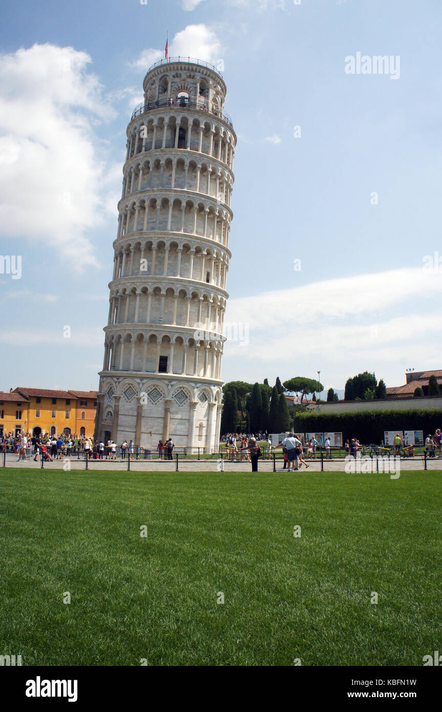 La famosa torre inclinada de Pisa (Torre Pendente di Pisa) - El Campanille de la catedral de la asunción de la Virgen María en la plaza de los milagros, Italia Foto de stock