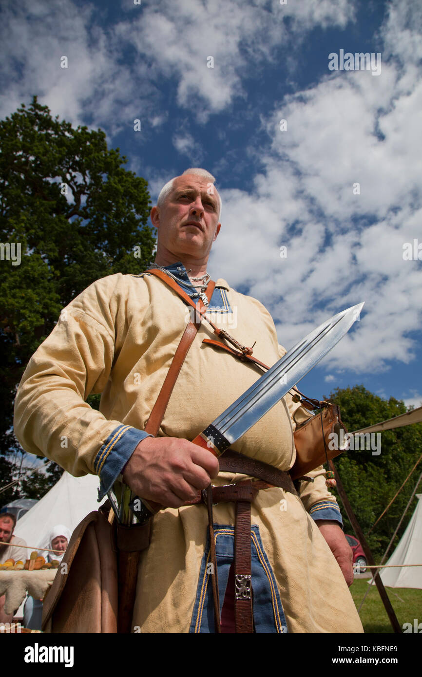 Interpretación del siglo xi norman soldado sin armadura de cuerpo sosteniendo una espada corta. Foto de stock