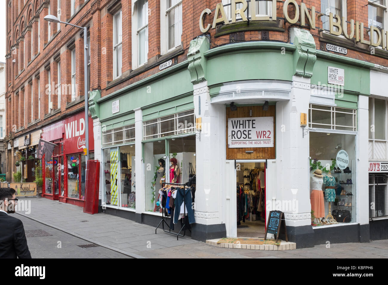 Tienda De Caridad De Ropa Fotos e Imágenes de stock - Alamy