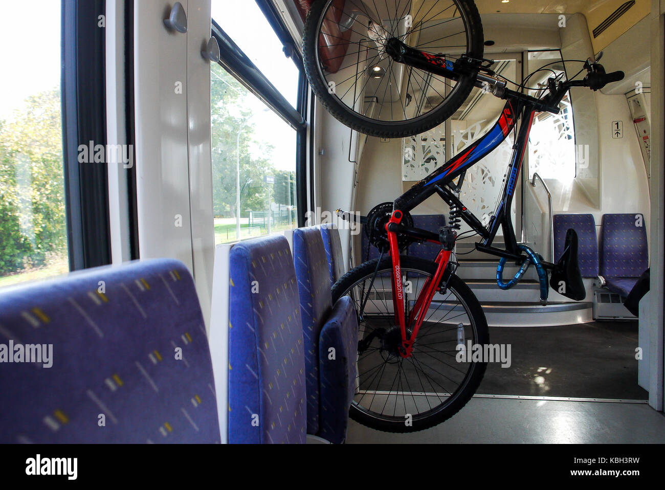 Una bicicleta que cuelga en un tren regional (TER), Francia Fotografía de  stock - Alamy