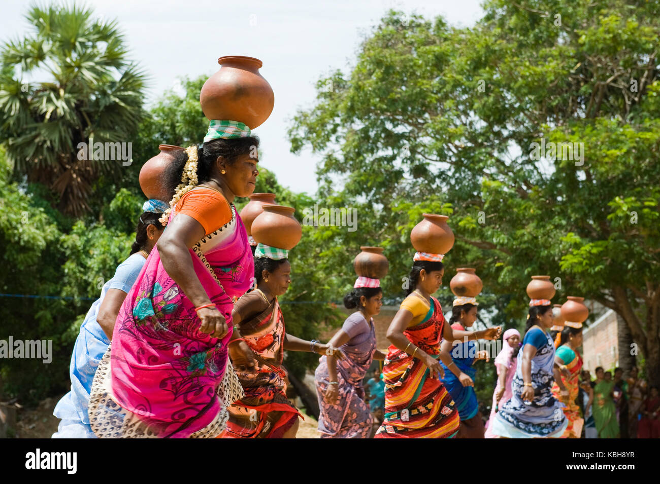 El Festival de mujeres biorregional Auroville por el Grupo de Acción. El Bote Carrera. Foto de stock