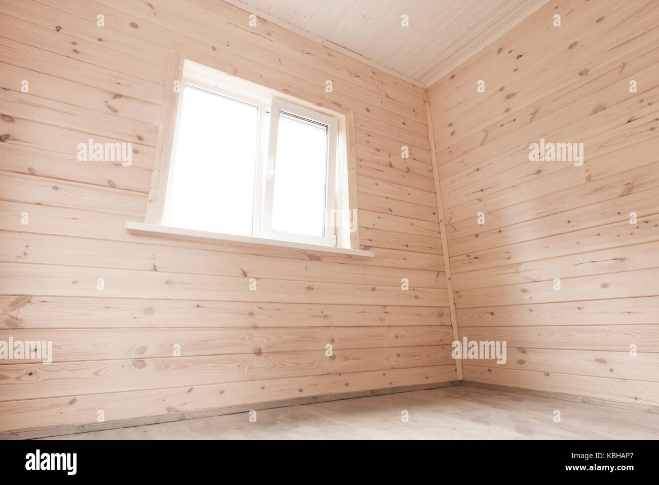 Nuevo espacio vacío interior, paredes de madera y ventana Foto de stock