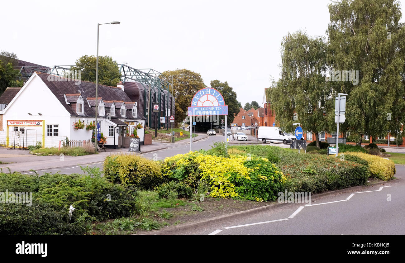 Bienvenido a la señal de Redhill en la rotonda Surrey UK Foto de stock