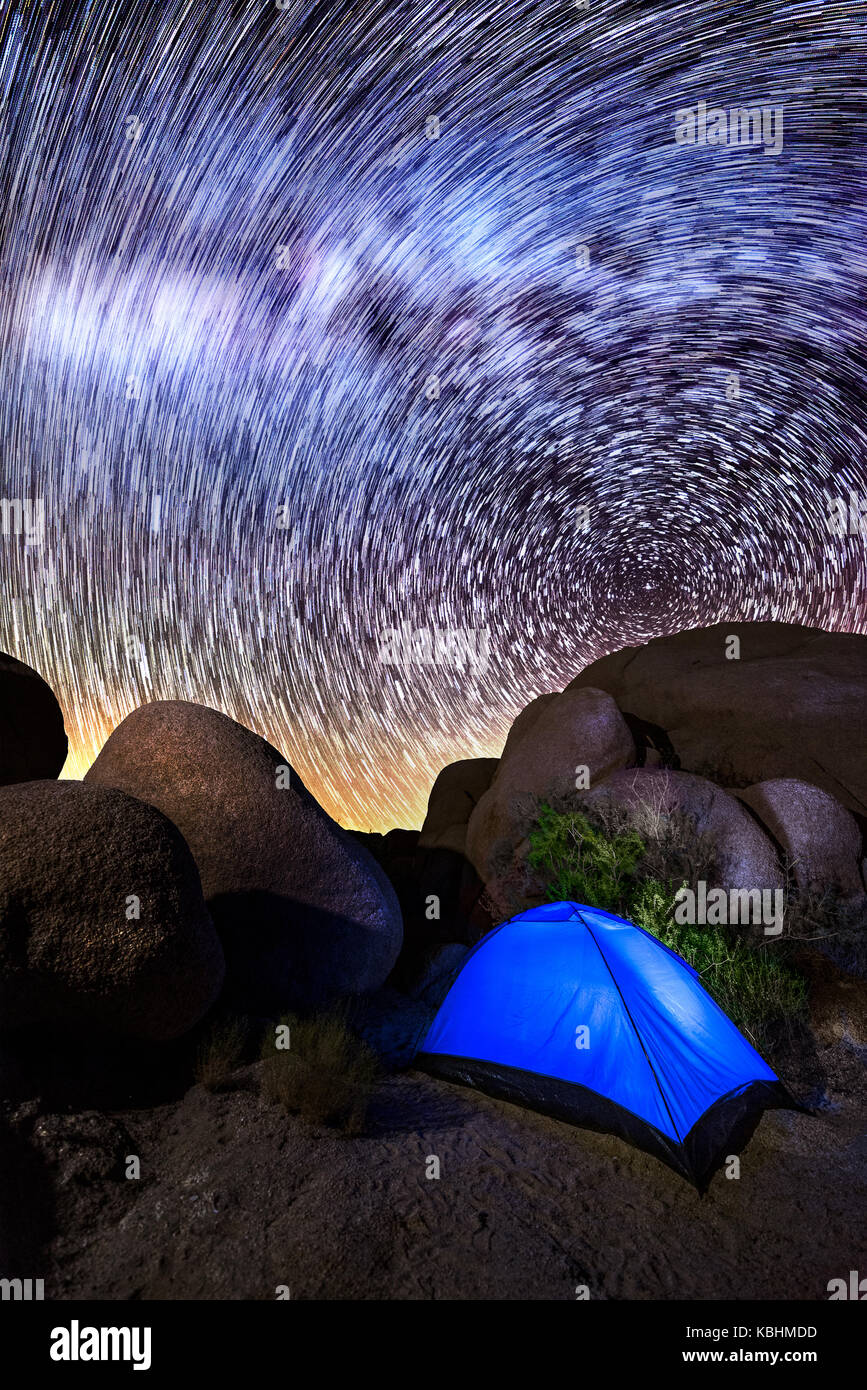 Estelas de estrellas con la vía láctea muestran un astrólogos el cielo en un camping en Joshua Tree de california Foto de stock