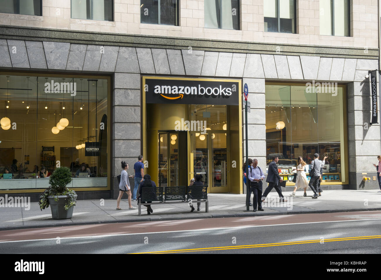 Uno de los nuevos "ladrillos y cemento" Amazon librerías que ha aparecido  en la 34th Street, justo al oeste de la quinta avenida en midtown  Manhattan, en la ciudad de Nueva York