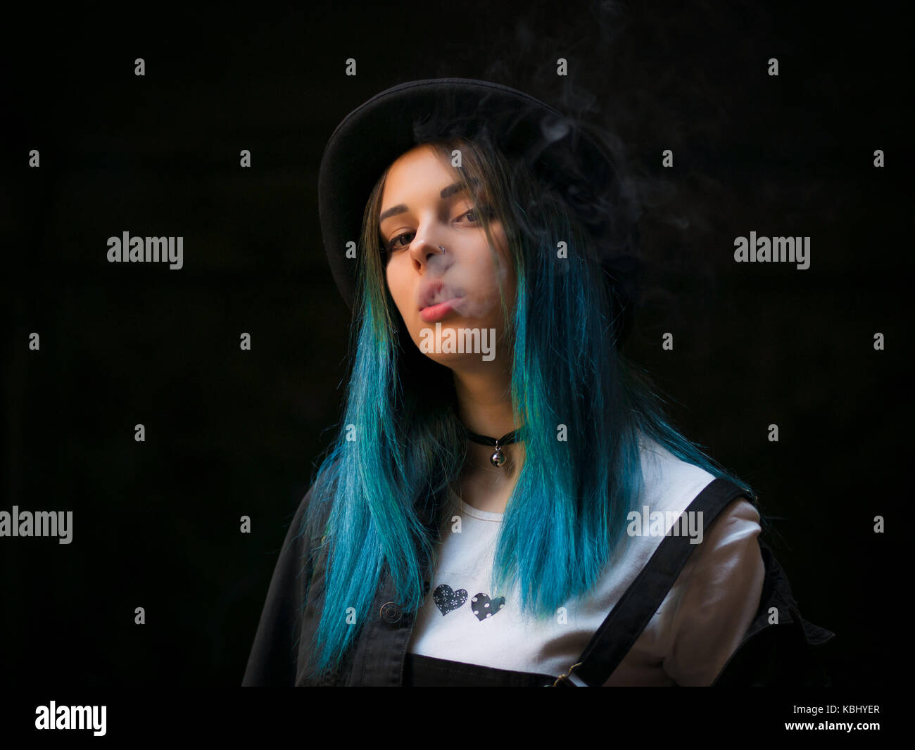 Emo Girl Fumar Cigarrillostreet Punk O Hipster Mujer Con El