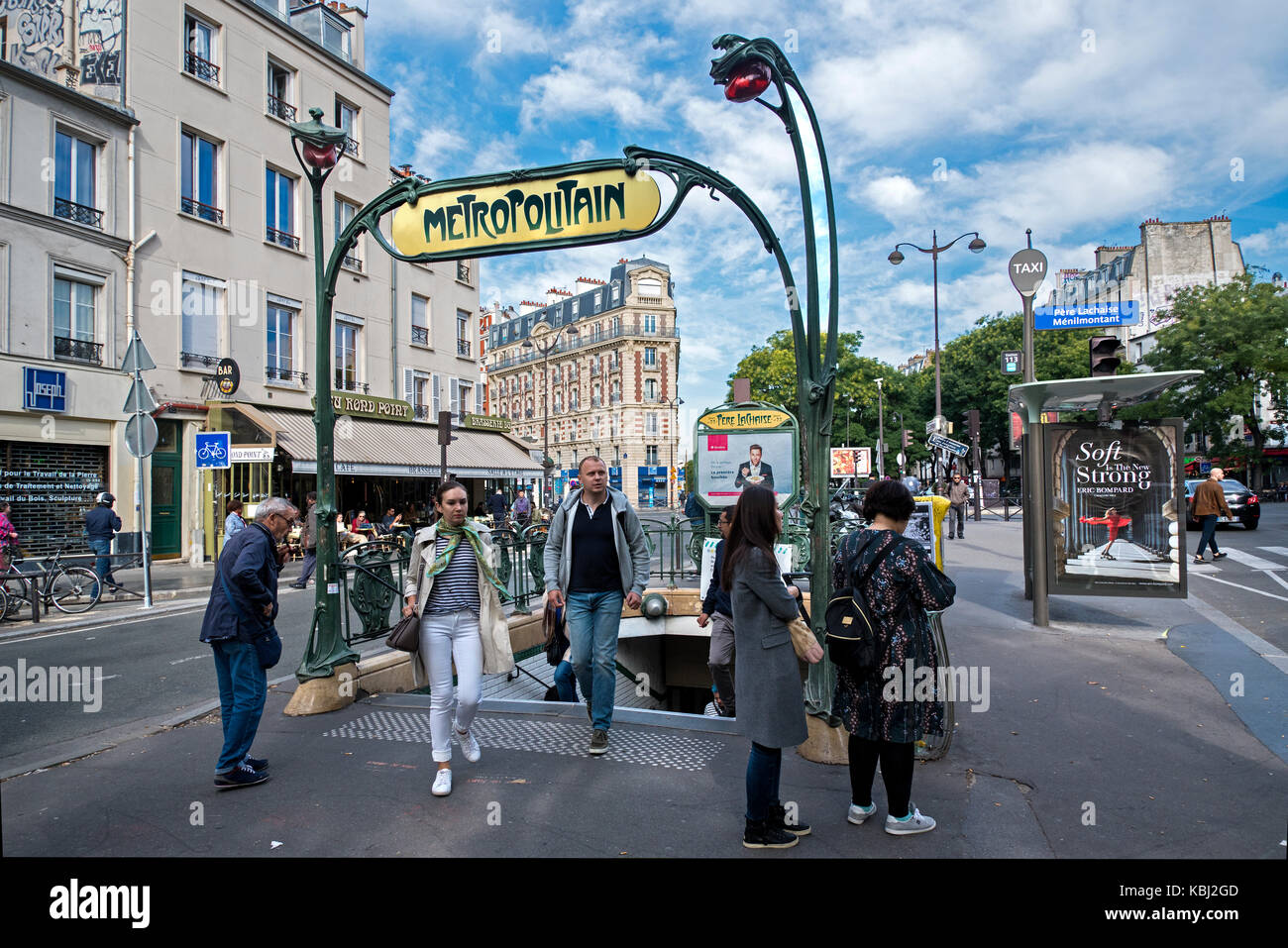 Pere-Lachaise entrada de la estación de metro en el Boulevard de Ménilmontant, en el 20º arrondissement, diseñado por Hector Guimard (1867-1942). Foto de stock