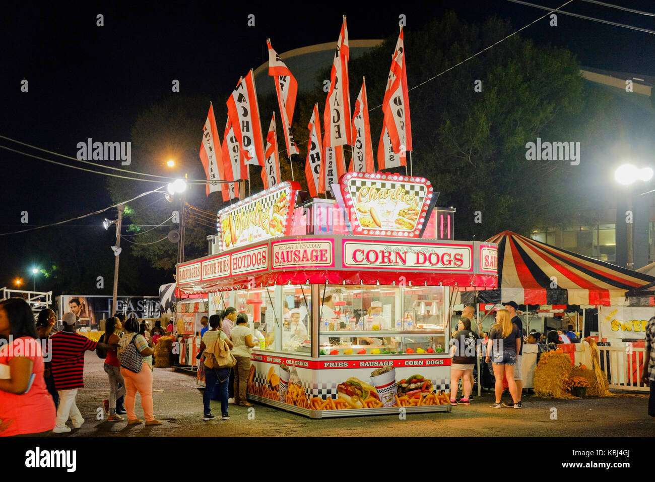 Vendedor de comida de carnaval Midway en el stand en la Feria Nacional de Alabama que es similar a un Estado justo, en Montgomery, Alabama, Estados Unidos. Foto de stock