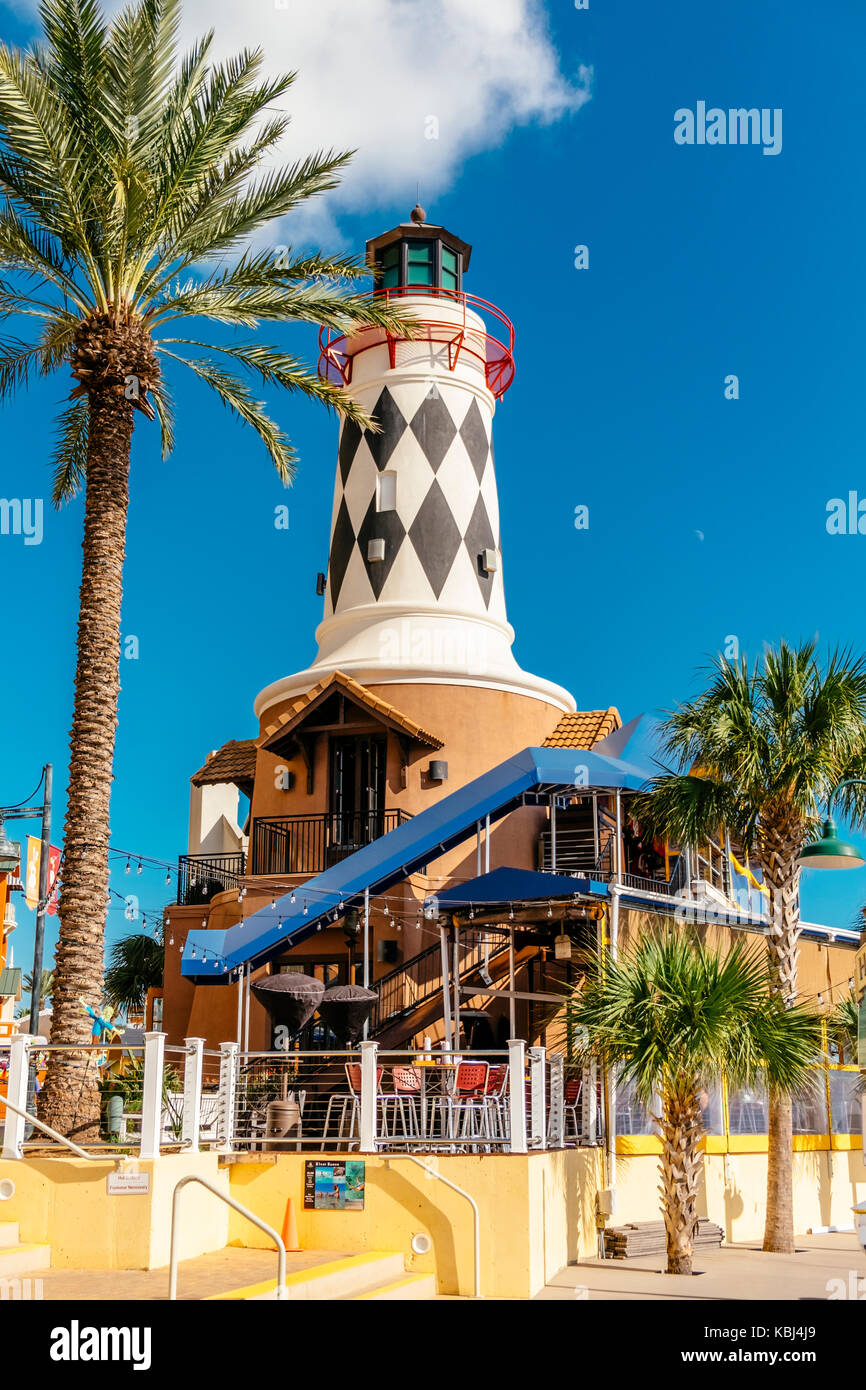 Harry T's restaurante en el paseo del puerto marina en Destin, Florida, EE.UU. dispone de un faro y es una popular atracción turística del lado de agua. Foto de stock