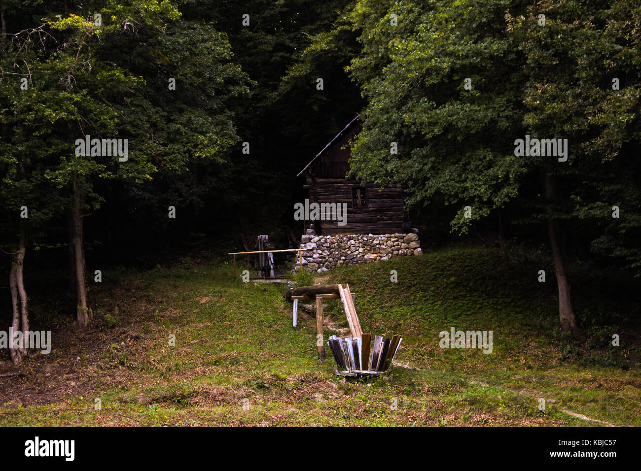 Una simple vieja casa en el bosque bosque Foto de stock