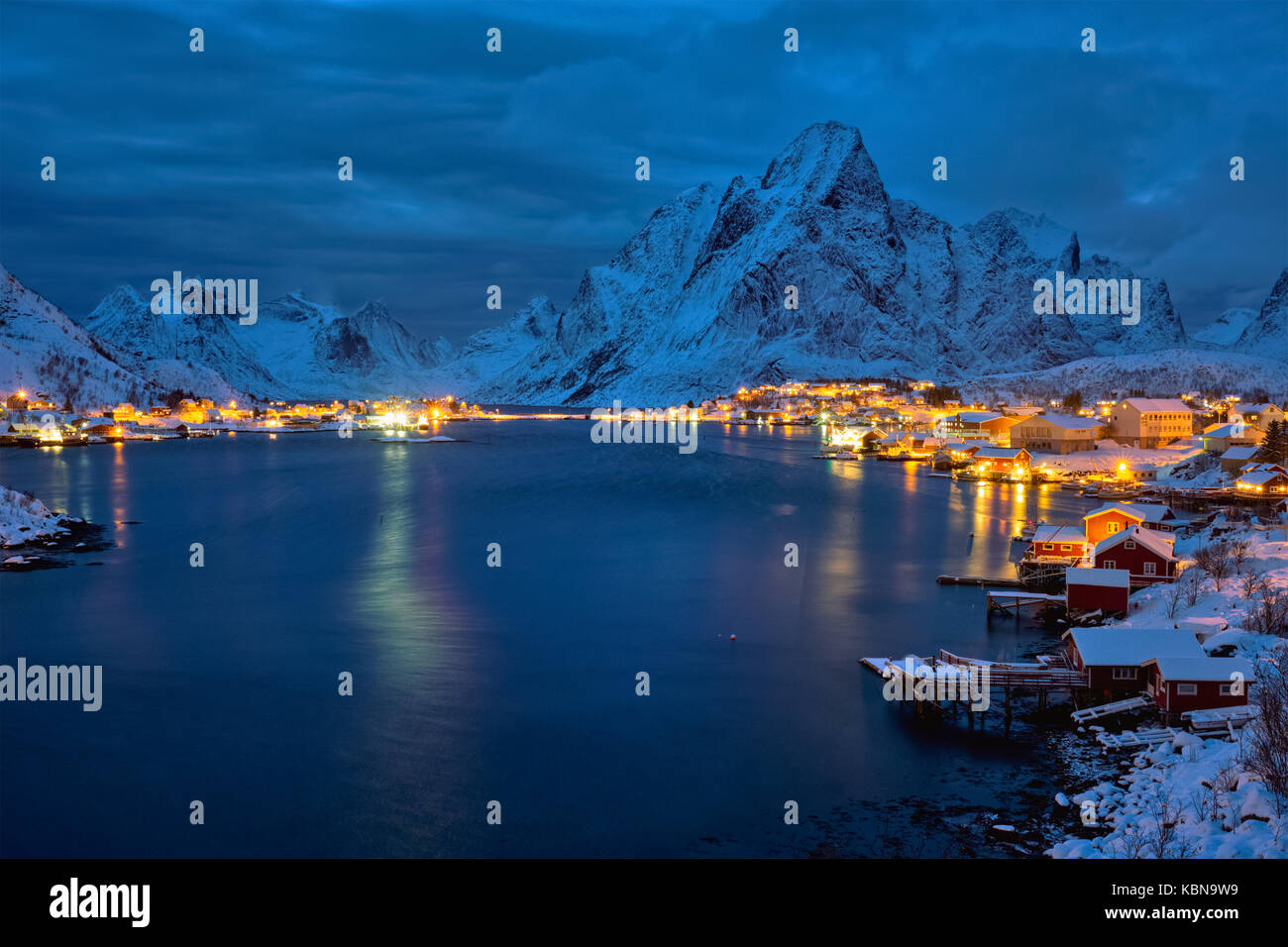 Reine village en la noche. Las islas Lofoten, Noruega Foto de stock