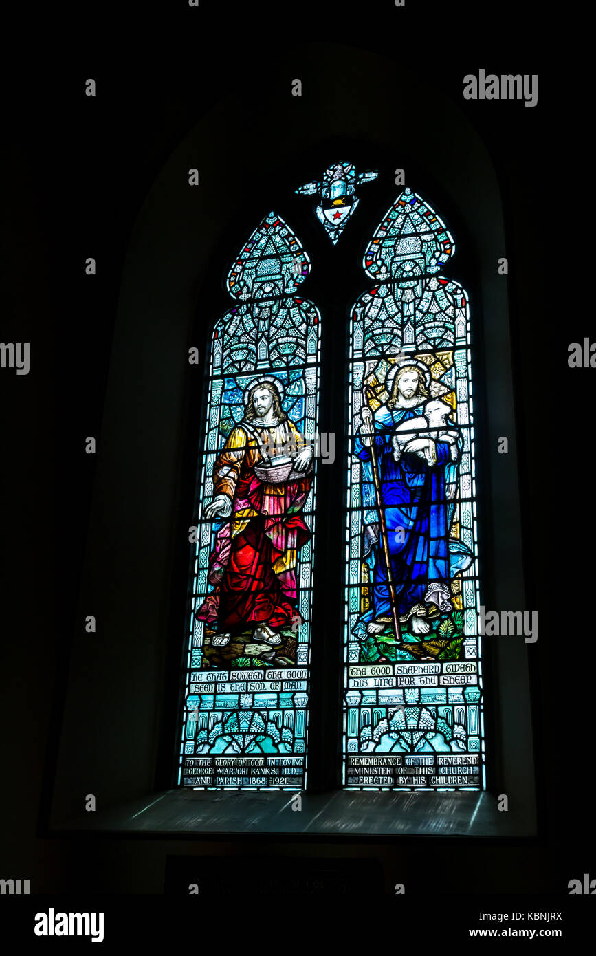 Vidriera en memoria del ministro George Marjoribanks, pared sur, el interior de la iglesia parroquial, Stenton Stenton, East Lothian, Escocia, Reino Unido Foto de stock