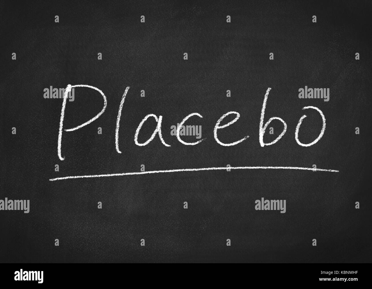 Concepto de placebo palabra sobre un fondo de pizarra Foto de stock