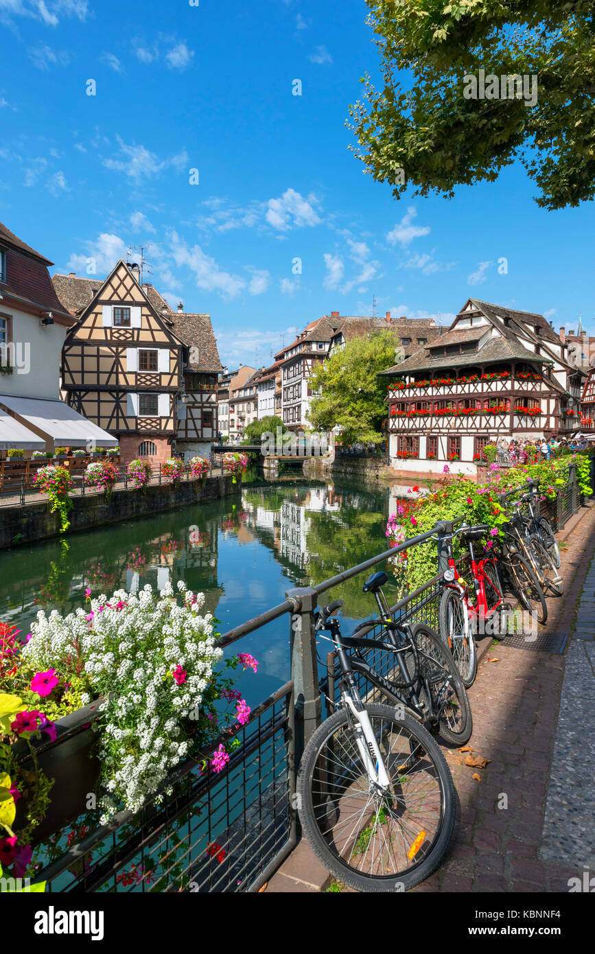 El río Ill, en el histórico distrito de Petite France, Estrasburgo, Alsacia, Francia Foto de stock