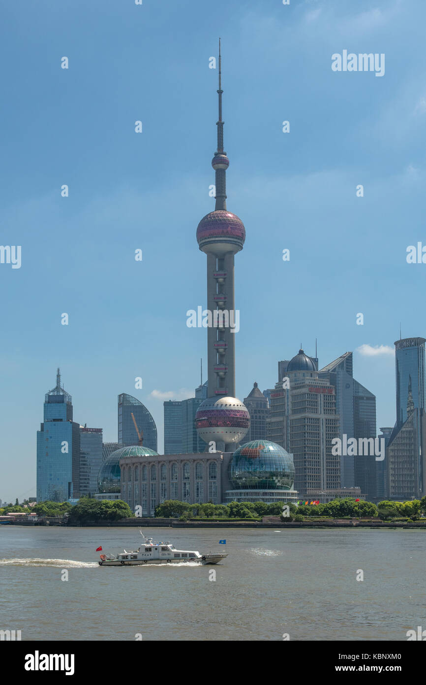 La Oriental Pearl Tower, el Bund, Shanghai, China Foto de stock