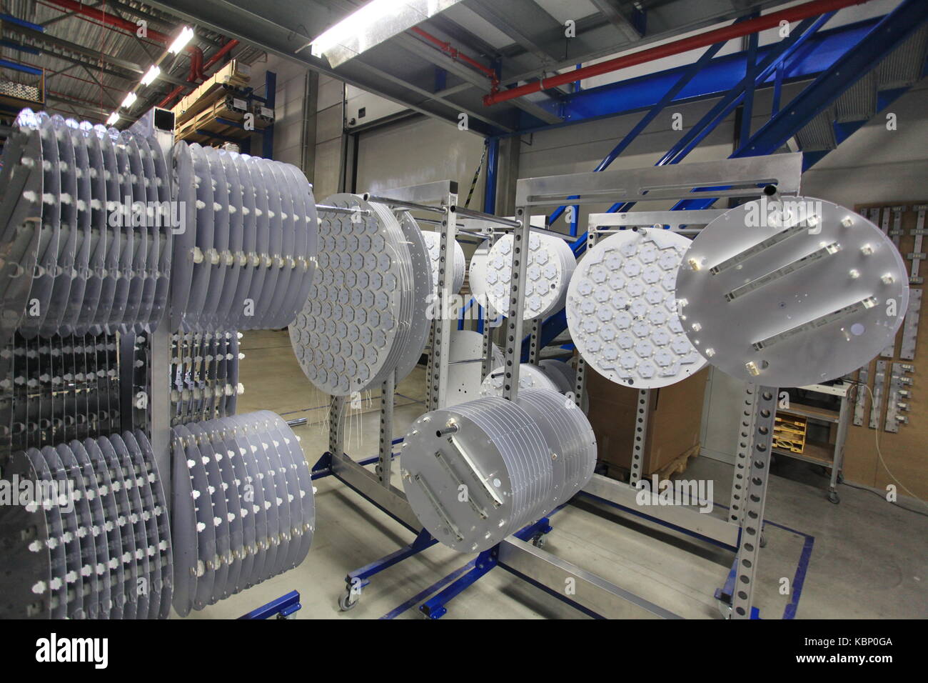 Conjunto de lámparas LED de producción en la fábrica Fotografía de stock -  Alamy