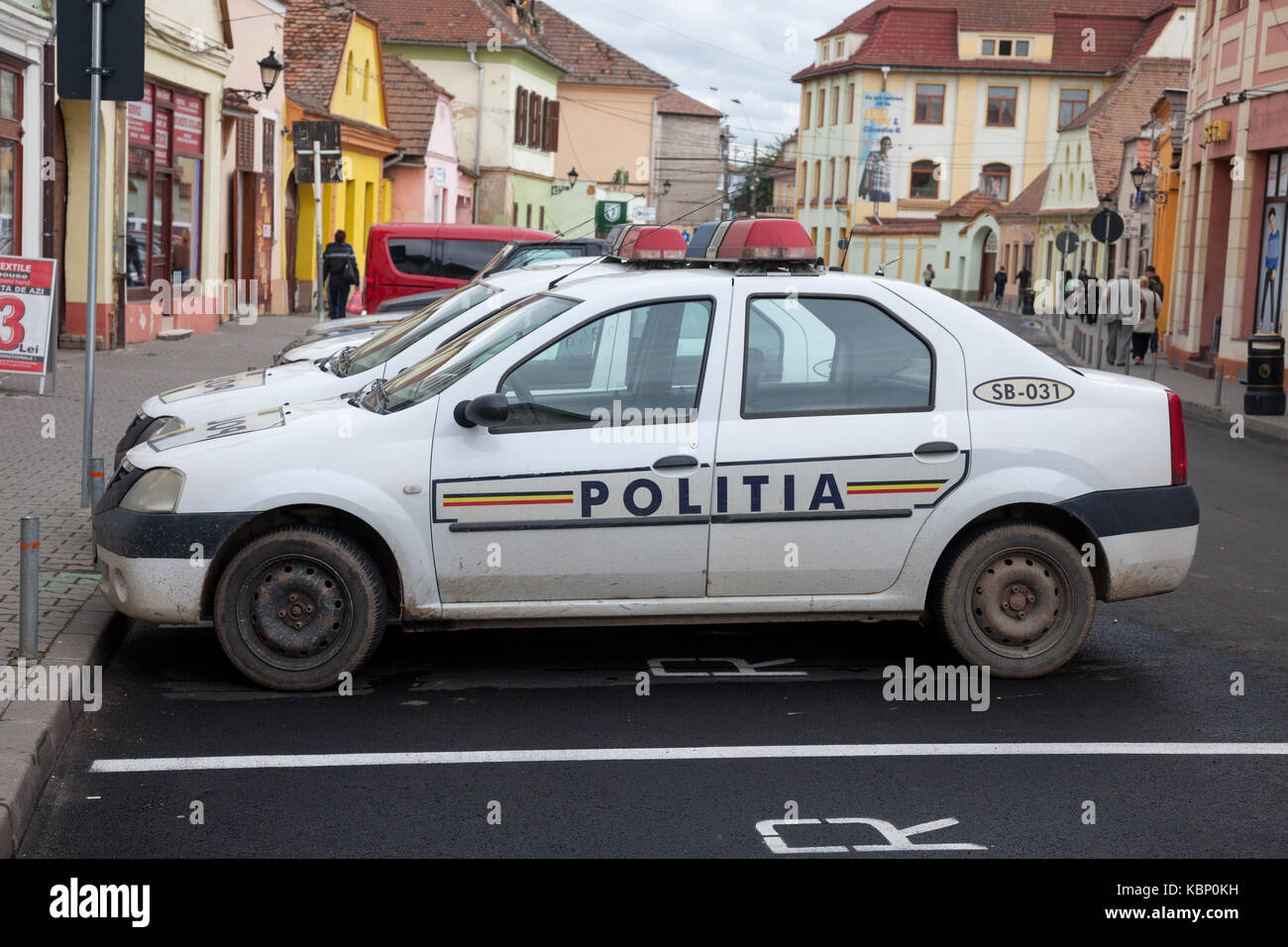 Medias, Rumania - Septiembre 22, 2017: los coches de la policía rumana  estacionado frente a la comisaría principal de medias, en Transilvania  pictur Fotografía de stock - Alamy