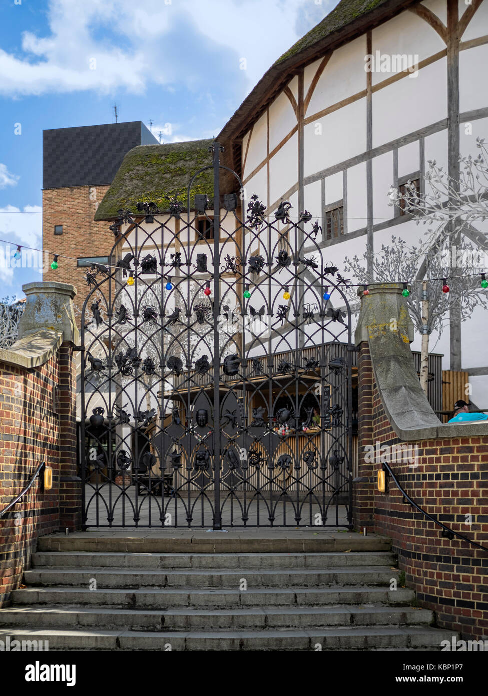 LONDRES, Reino Unido - 18 DE AGOSTO de 2017: Puertas de entrada al teatro Shakespeare's Globe en Southbank Foto de stock