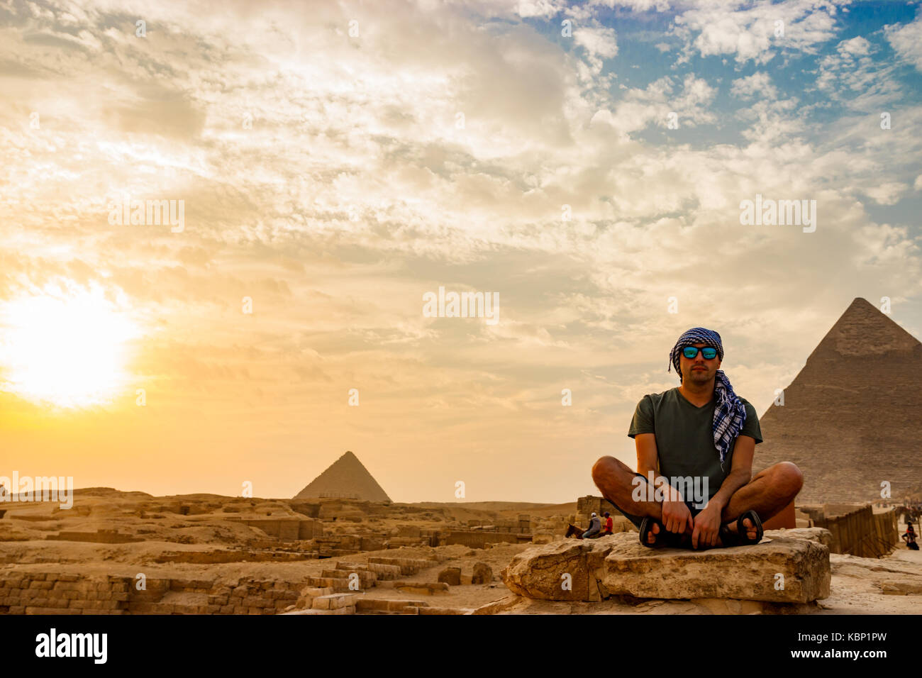 Meditación cerca de las pirámides en El Cairo, Egipto Foto de stock