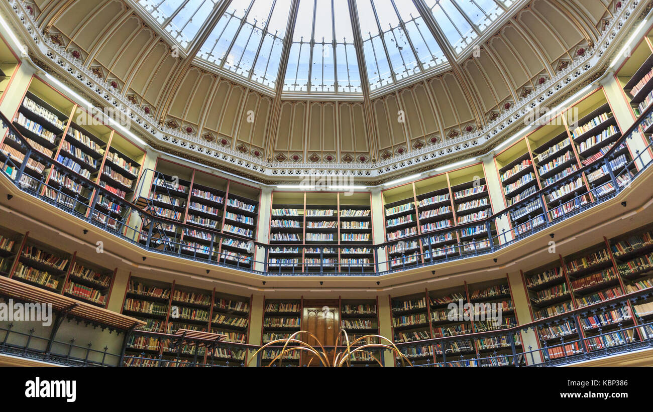 La sala de lectura, ver hasta el techo abovedado de la biblioteca maughan, King's College, Londres, Inglaterra, Reino Unido. Foto de stock