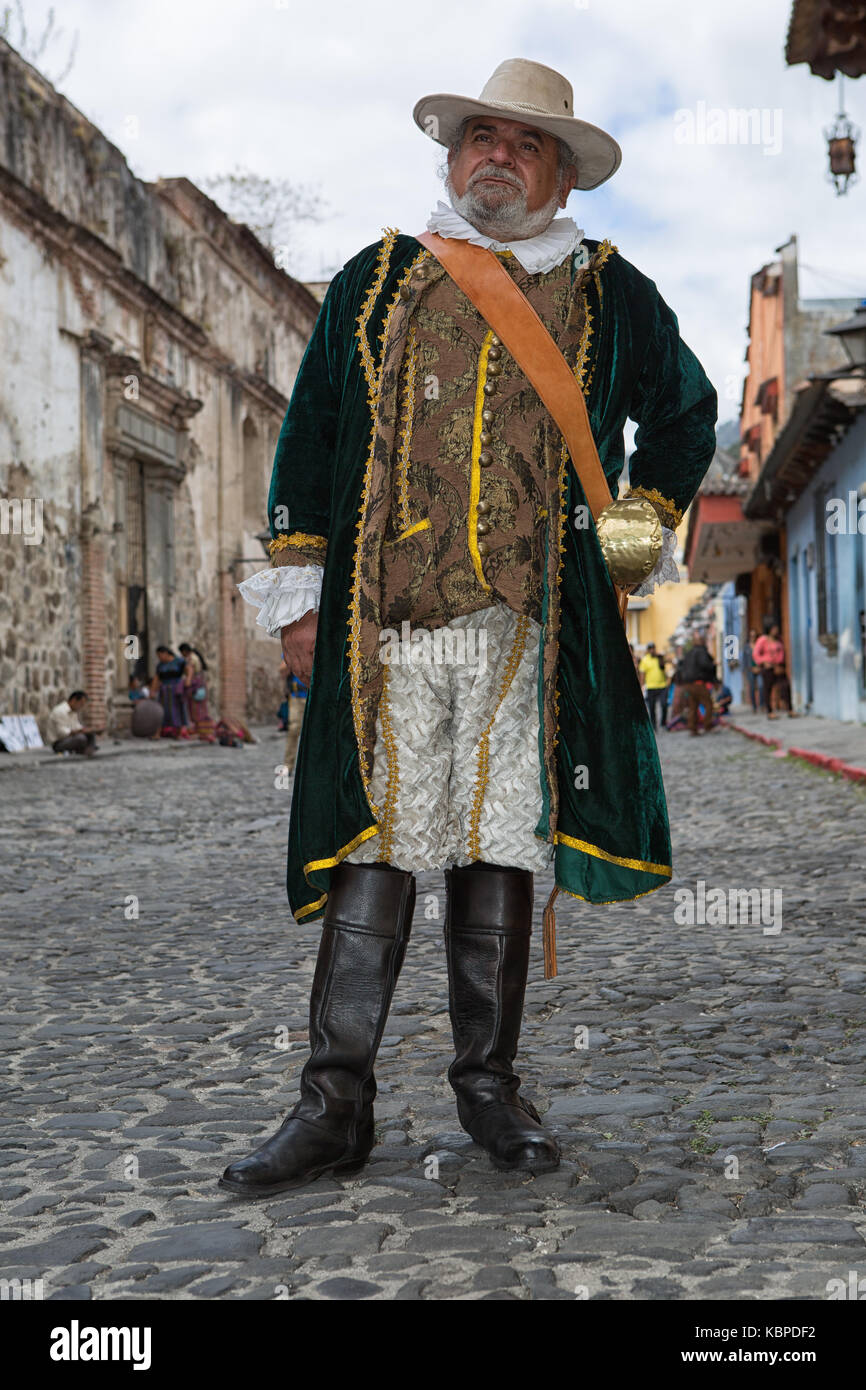 Febrero 14, 2015 La Antigua Guatemala: el hombre en el traje colonial de  pie en la calle de adoquines de la popular ciudad turística Fotografía de  stock - Alamy