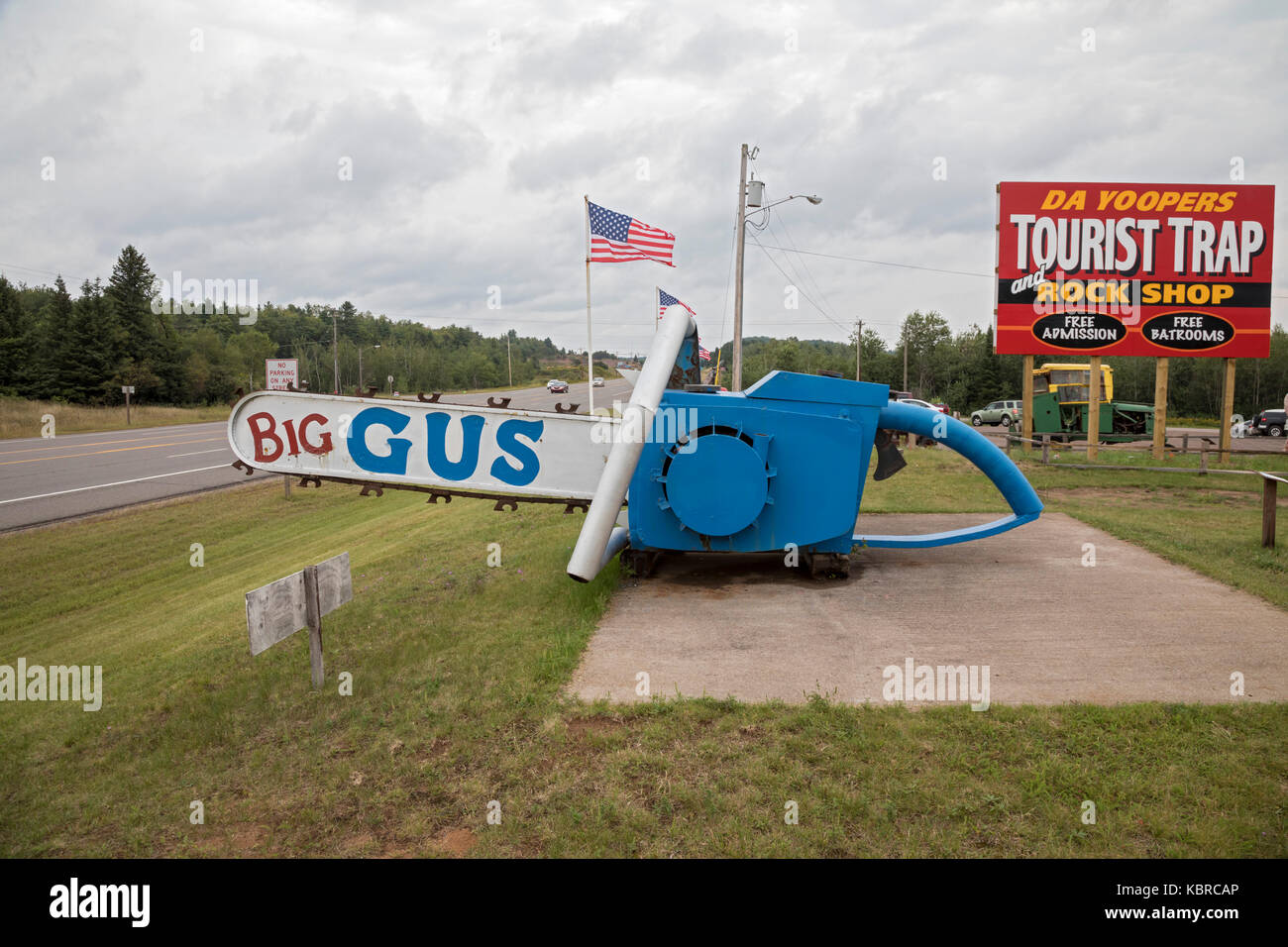 Ishpeming, Michigan - 'big gus', dice que es el más grande del mundo motosierra, en da yoopers trampa turística. La atracción tiene un tono humorístico y auto-depr Foto de stock