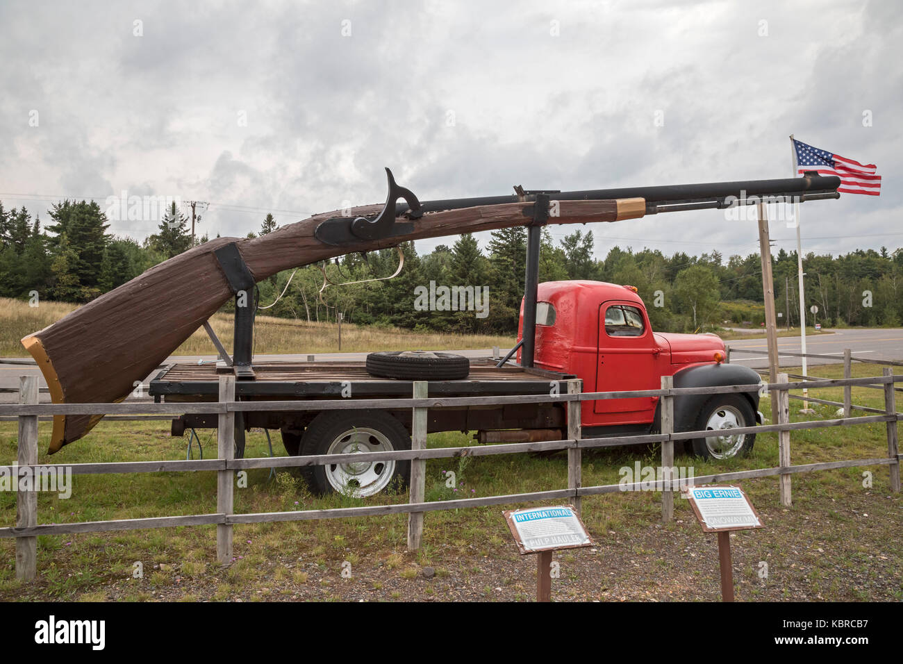 Ishpeming, Michigan - 'big ernie,' dijo que el trabajo más grande del mundo de fusil, en da yoopers trampa turística. La atracción tiene un tono humorístico y se Foto de stock