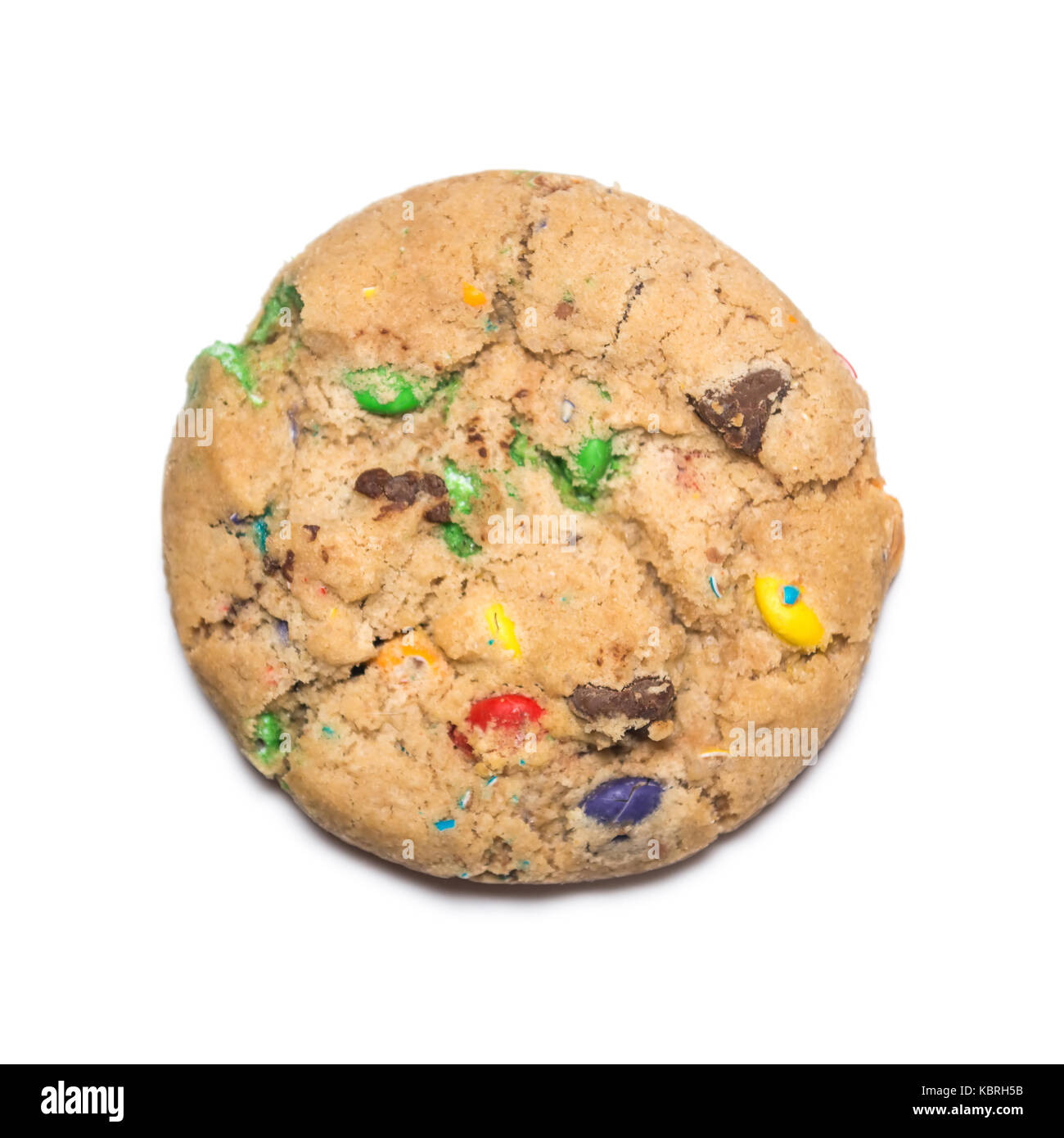 Galletas artesanales con caramelos dentro aislado sobre fondo blanco. Foto de stock