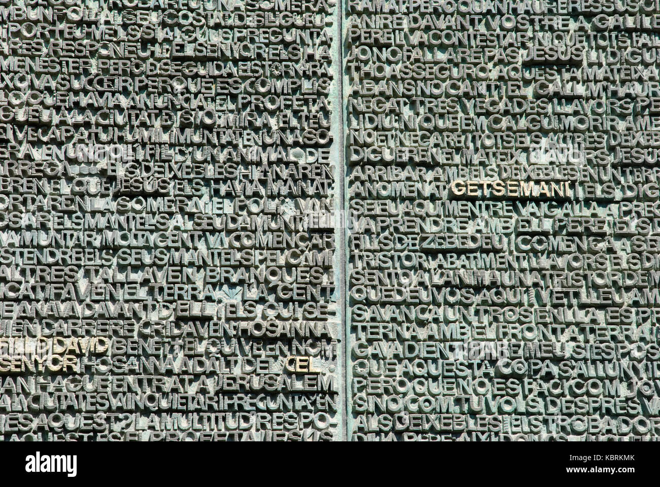 Barcelona, España - 10 de marzo: letras de bronce en la puerta de la iglesia de la sagrada familia en Barcelona, 10 de marzo de 2013 Fotografía de stock - Alamy Barcelona, España - 10 de marzo: letras de bronce en la puerta de la iglesia de la sagrada familia en Barcelona, 10 de marzo de 2013 Fotografía de stock - Alamy