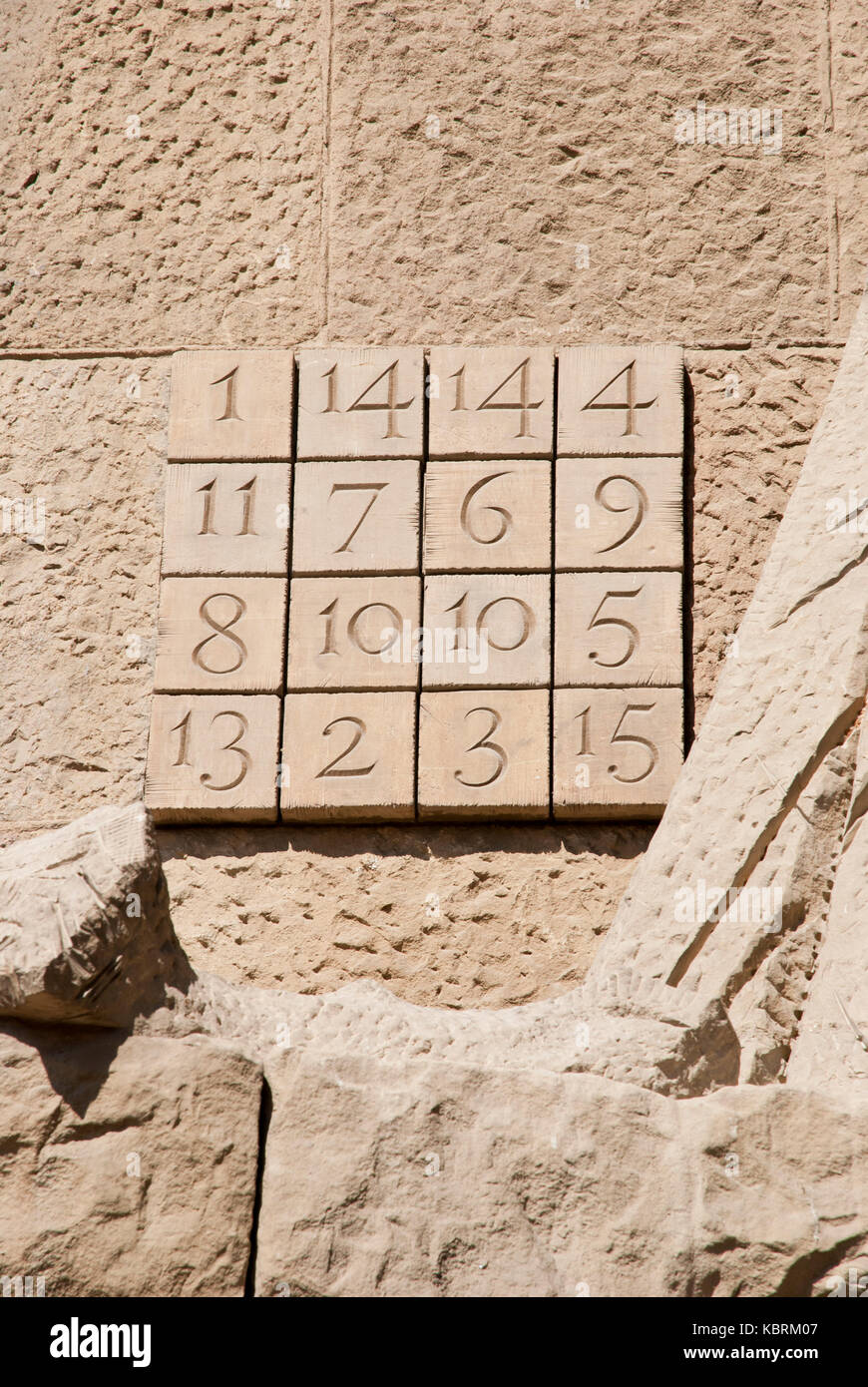 Barcelona, España 10 de marzo número mágico cuadrado en la fachada