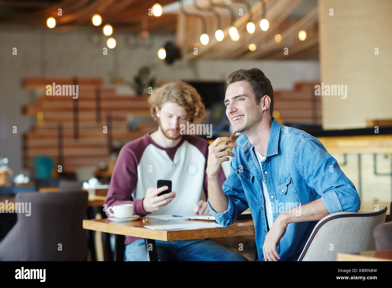 Estudiantes en cafe Foto de stock