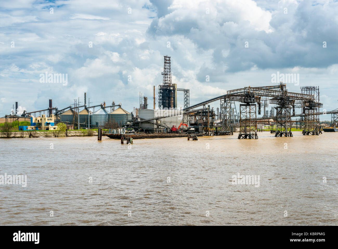 La industria pesada a lo largo del río Mississippi en Nueva Orleans Foto de stock