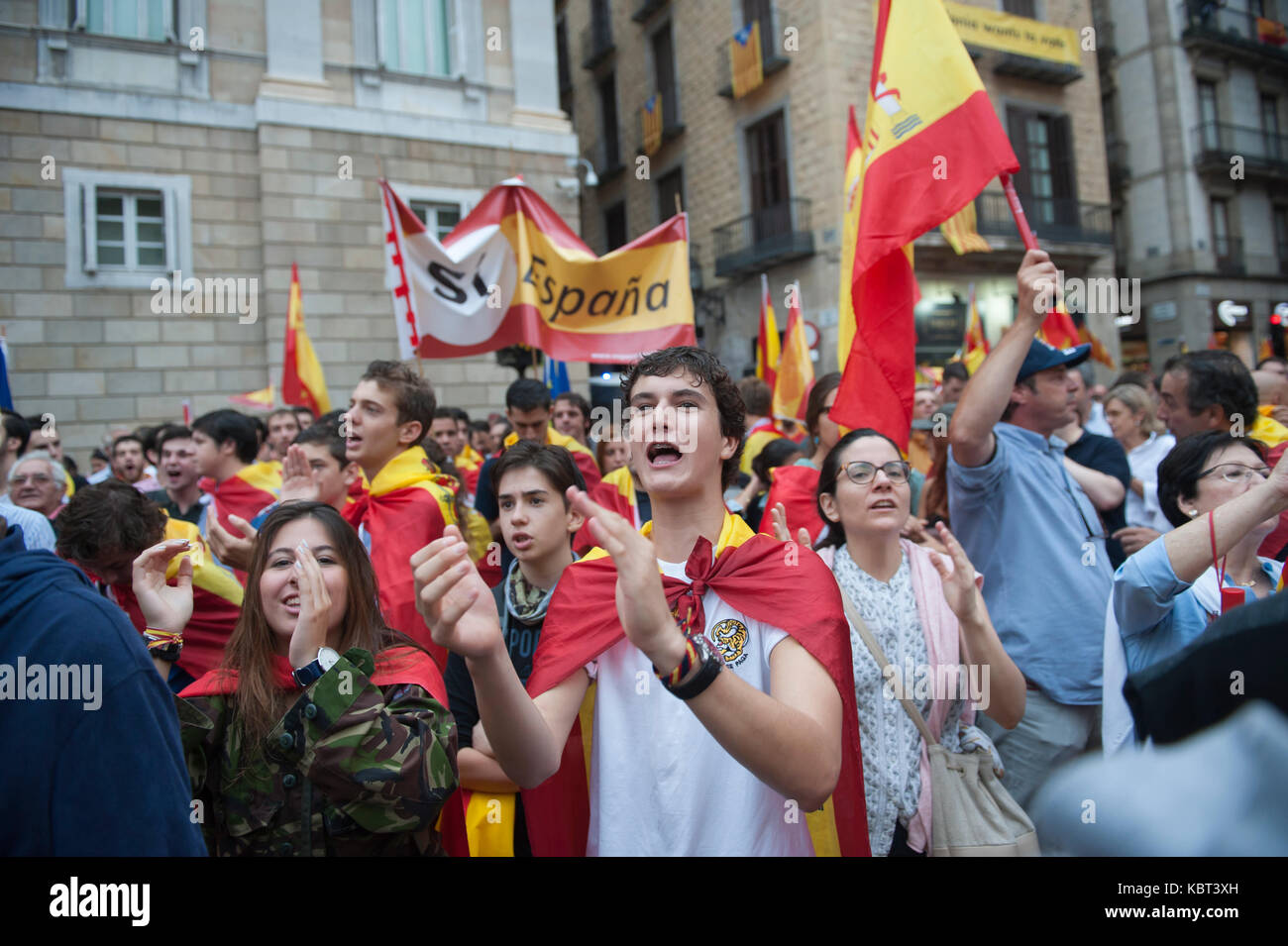 Cientos de personas protestan contra el referéndum en la Plaza de San Jaume en Barcelona. Llevar banderas de España y de la región de Cataluña. Foto de stock