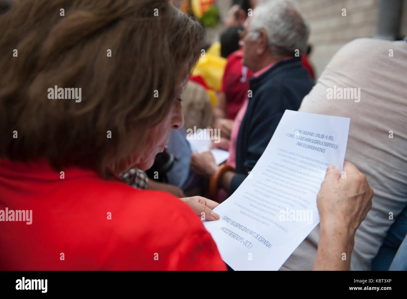 Un referéndum anti mujer leyendo una pancarta que alguien lanzó a la Generalitat. Los manifestantes tomaron las calles de Barcelona para expresar su indignación por el referéndum de independencia de Cataluña que llevará a cabo el 1 de octubre. Foto de stock