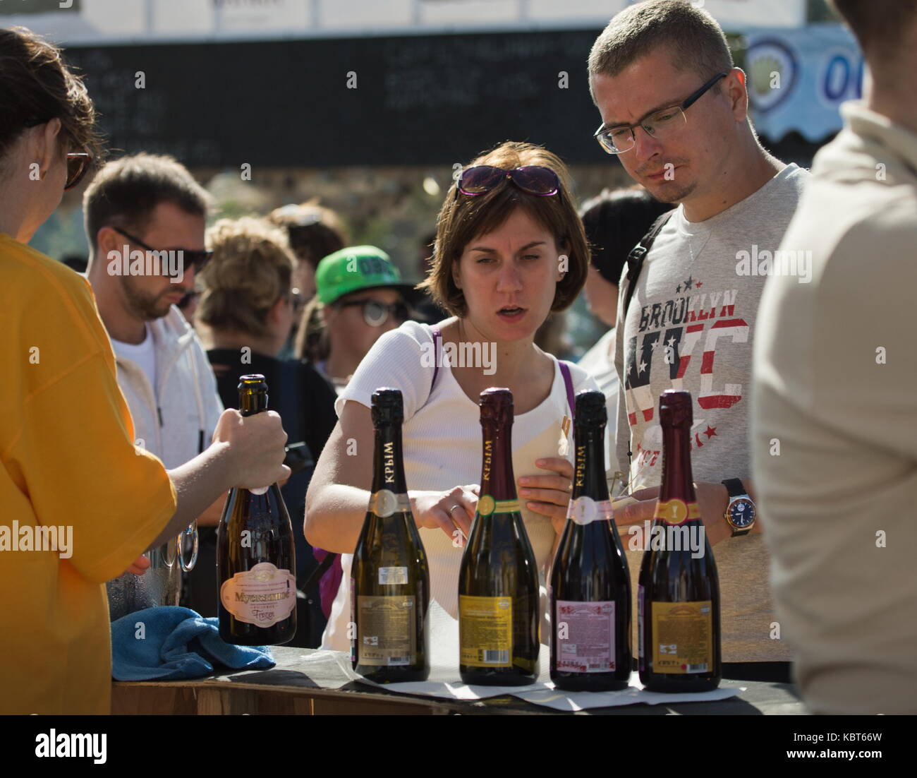 Crimea, Rusia. 30 sep, 2017. personas asistan a la winefest la recolección de la uva y la elaboración del vino en el festival de zolotaya balka bodega en la ciudad de balaklava. Crédito: Sergei malgavko/tass/alamy live news Foto de stock