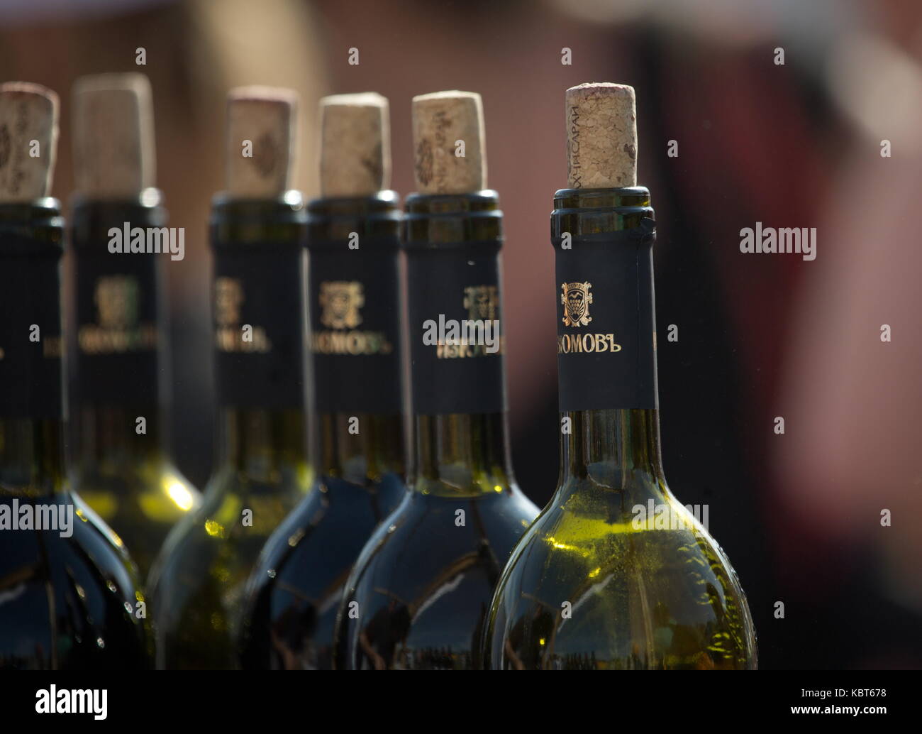 Crimea, Rusia. 30 sep, 2017. las botellas de vino en el winefest la recolección de la uva y la elaboración del vino en el festival de zolotaya balka bodega en la ciudad de balaklava. Crédito: Sergei malgavko/tass/alamy live news Foto de stock
