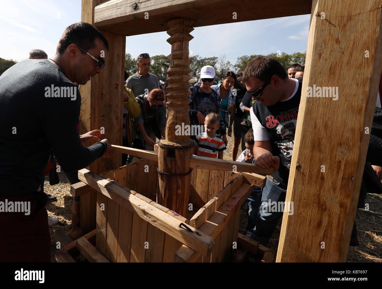 Crimea, Rusia. 30 sep, 2017. La gente exprimir uvas en el winefest la recolección de la uva y la elaboración del vino en el festival de zolotaya balka bodega en la ciudad de balaklava. Crédito: Sergei malgavko/tass/alamy live news Foto de stock