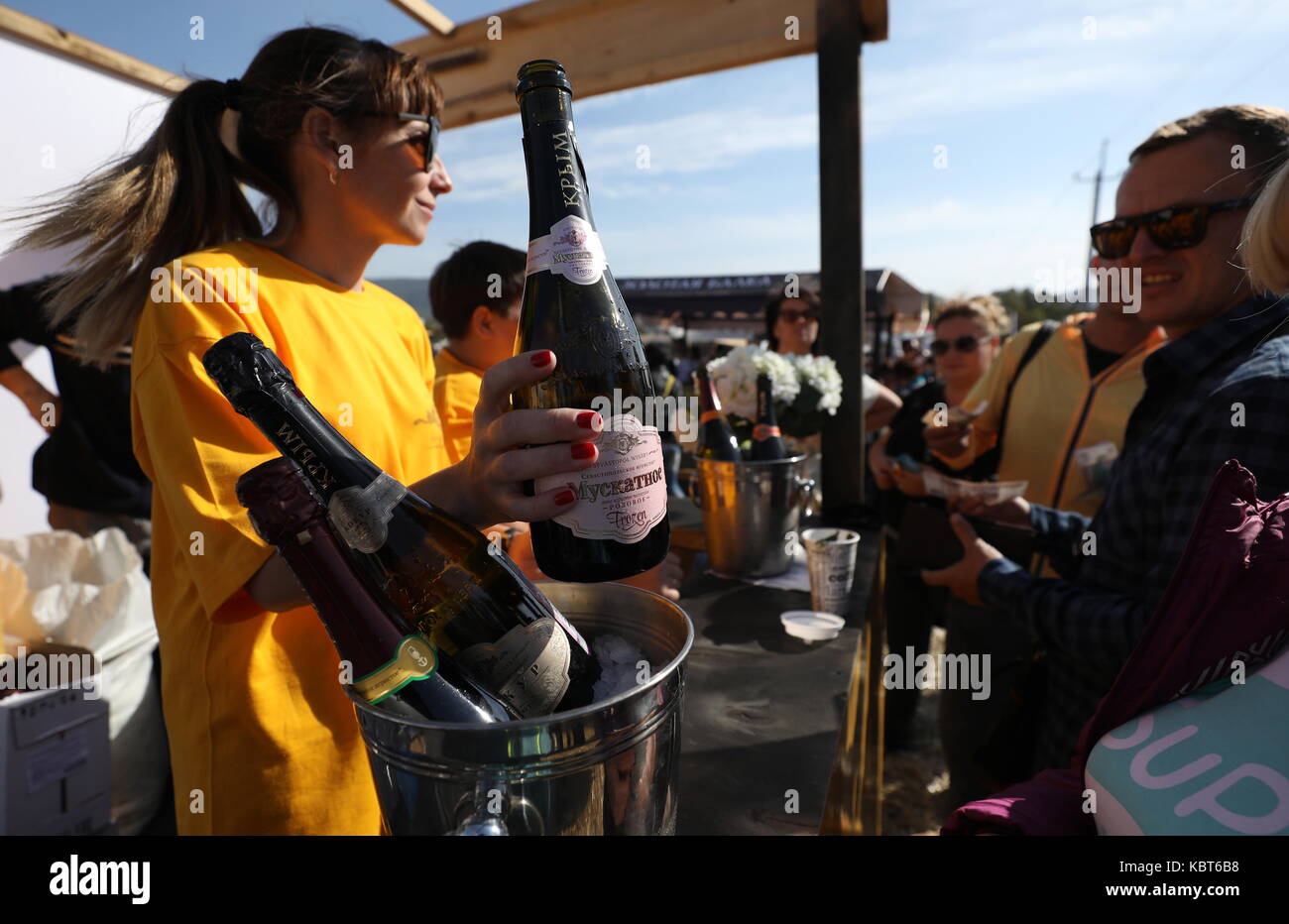 Crimea, Rusia. 30 sep, 2017. personas asistan a la winefest la recolección de la uva y la elaboración del vino en el festival de zolotaya balka bodega en la ciudad de balaklava. Crédito: Sergei malgavko/tass/alamy live news Foto de stock