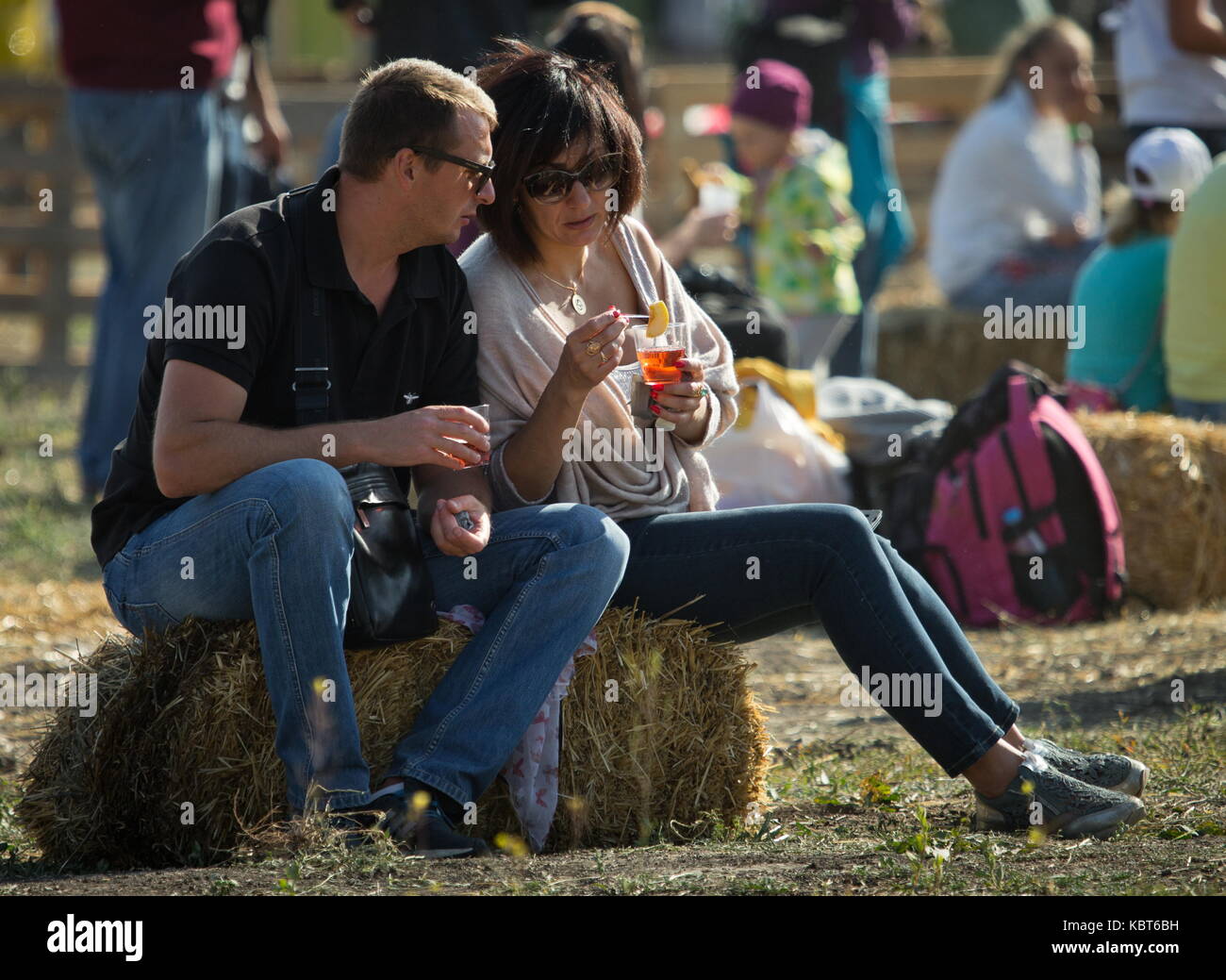 Crimea, Rusia. 30 sep, 2017. personas asistan a la winefest la recolección de la uva y la elaboración del vino en el festival de zolotaya balka bodega en la ciudad de balaklava. Crédito: Sergei malgavko/tass/alamy live news Foto de stock