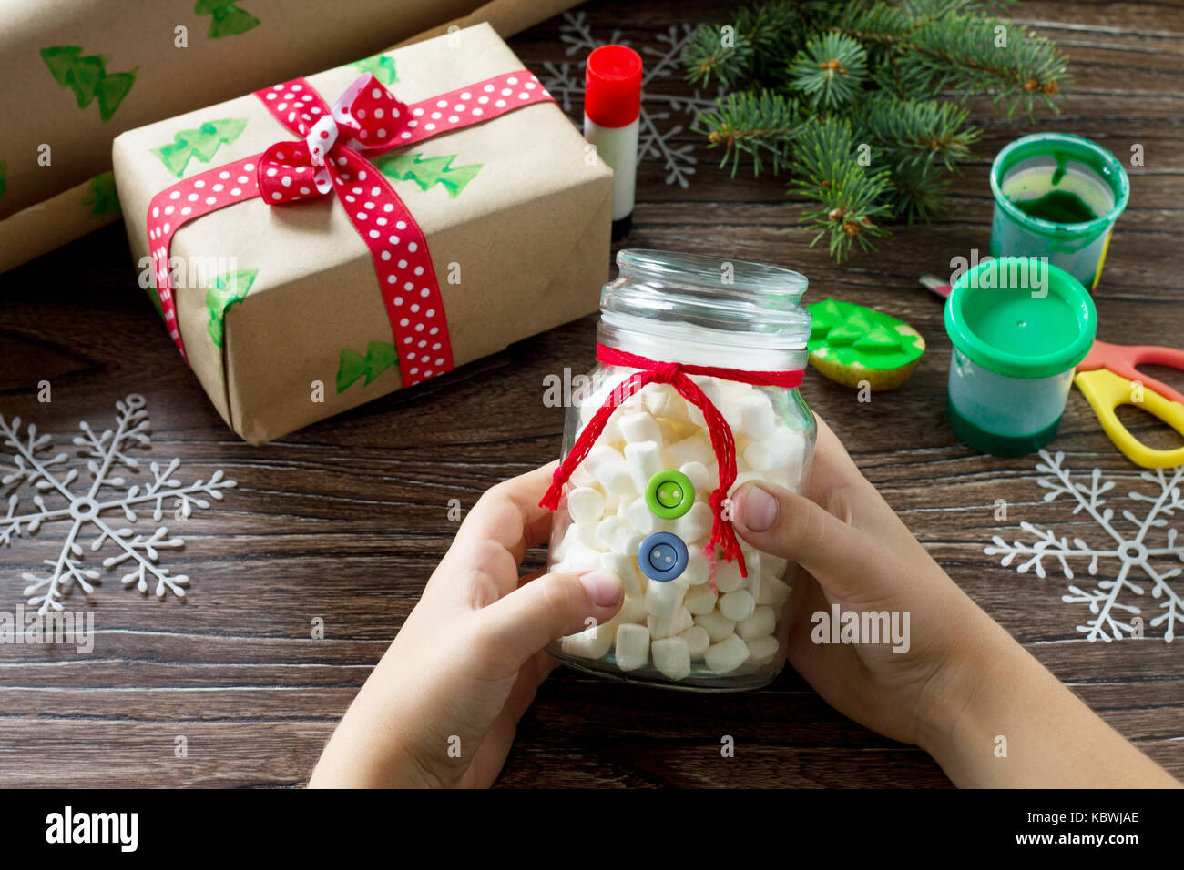 Niño dibuja detalles caja de regalos de Navidad y el muñeco de nieve dulces.  hecha por las propias manos. los niños del proyecto de arte para niños.  craft para niños Fotografía de