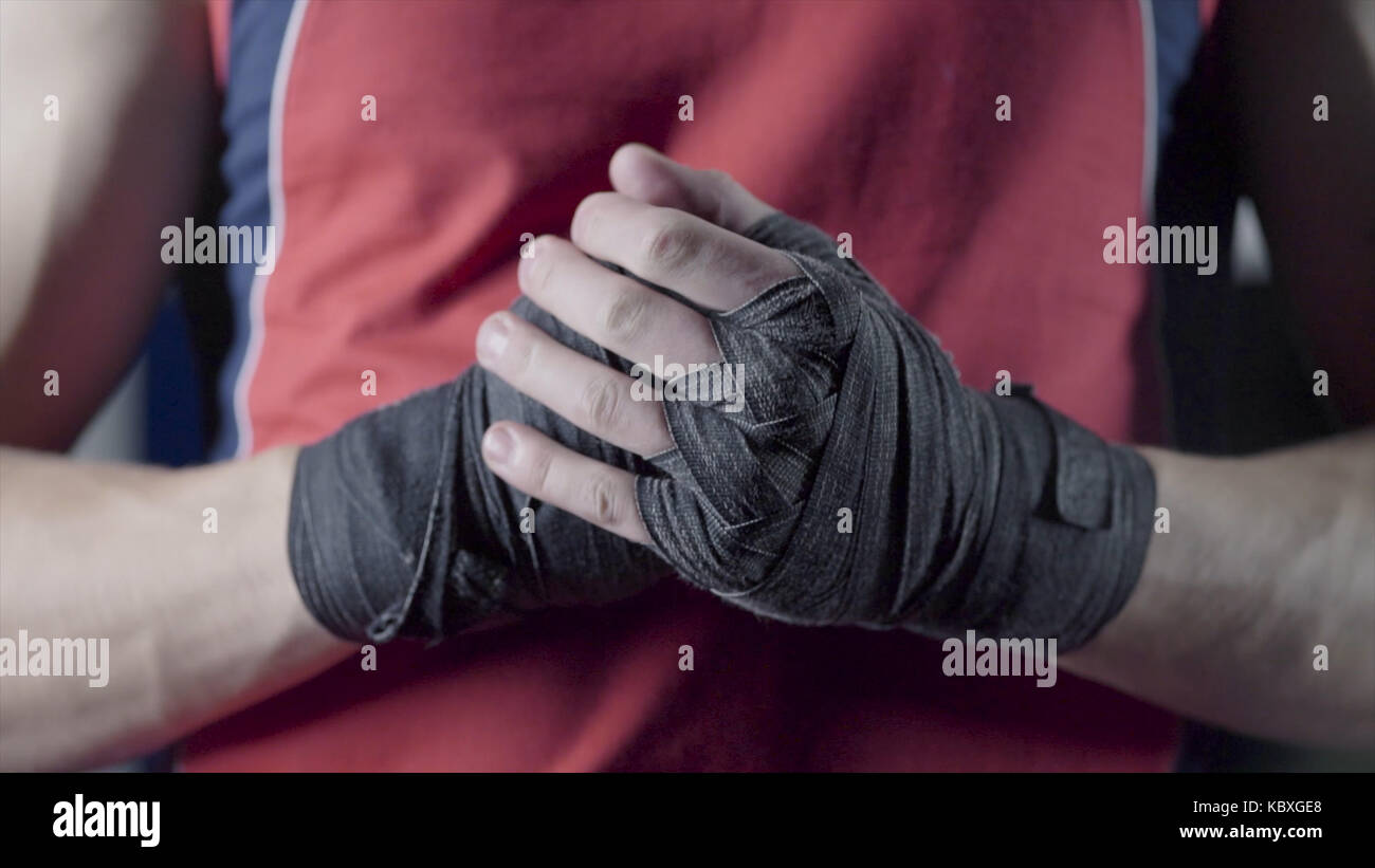 Foto de manos envuelto con cinta de boxeo rojo de joven boxeador luchador  Fotografía de stock - Alamy