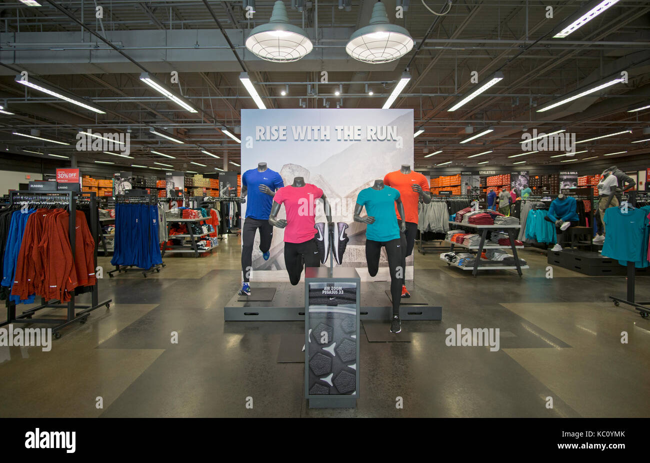Maniquíes en la entrada de la tienda de la fábrica de Nike en el Tanger Outlet Mall en Deer Park, Long Island, Nueva York Fotografía de stock -