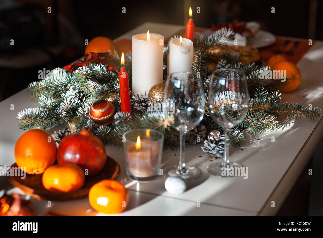 Adornos navideños y velas en una mesa de comedor Fotografía de stock - Alamy