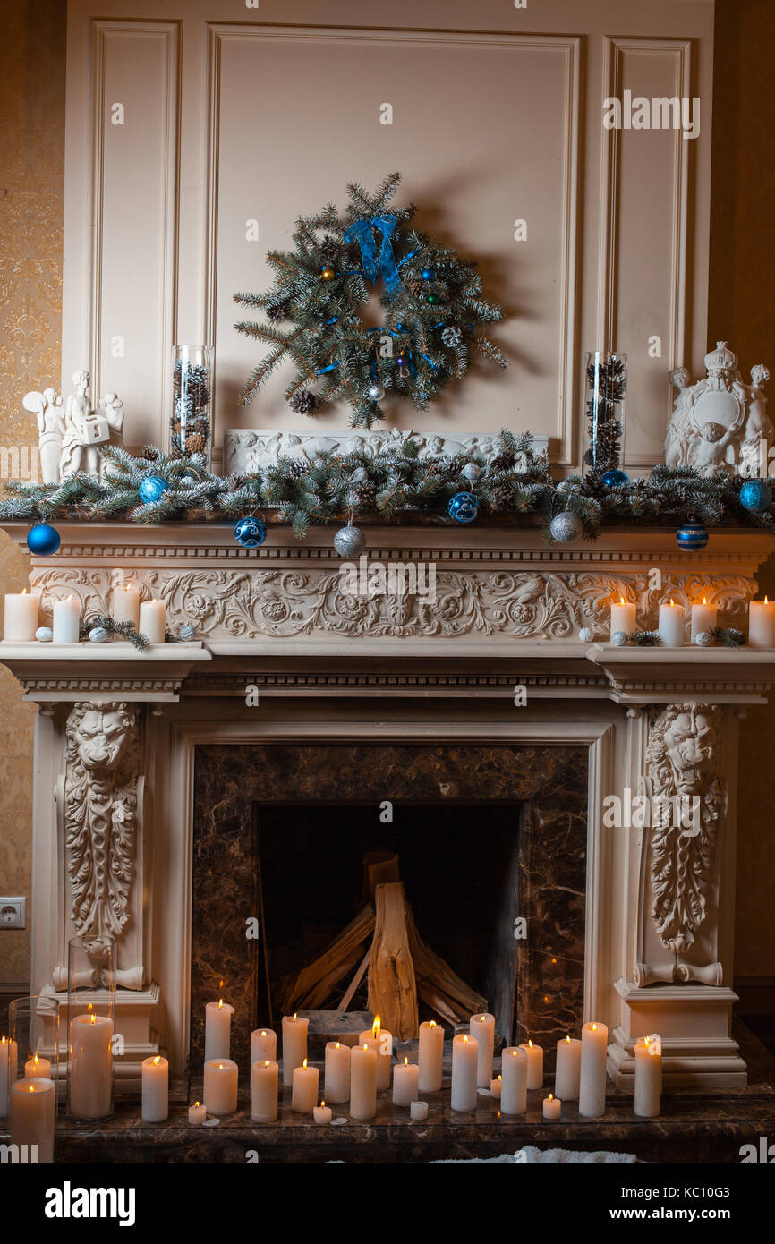 Chimenea de navidad con velas y decoraciones de navidad Fotografía de stock  - Alamy