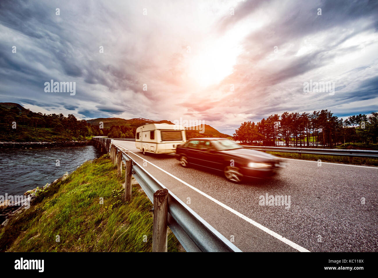 Viajes de vacaciones familiares, viaje de vacaciones en autocaravana, caravana alquiler de vacaciones. Alquiler Caravana viaja por la autopista en Noruega. Advertencia - Disparo auténticos th Foto de stock