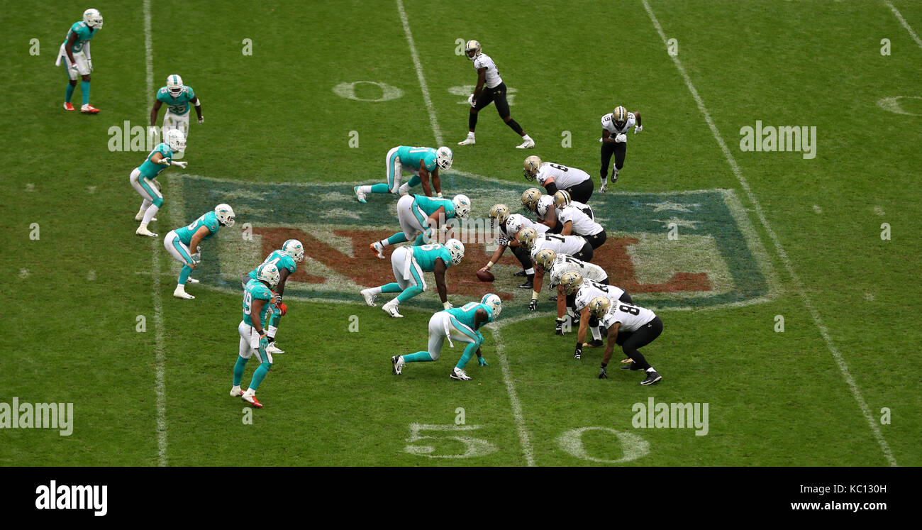 Acción del partido entre los Miami Dolphins y los New Orleans Saints en el NFL series internacionales coinciden en el Wembley Stadium de Londres. Foto de stock