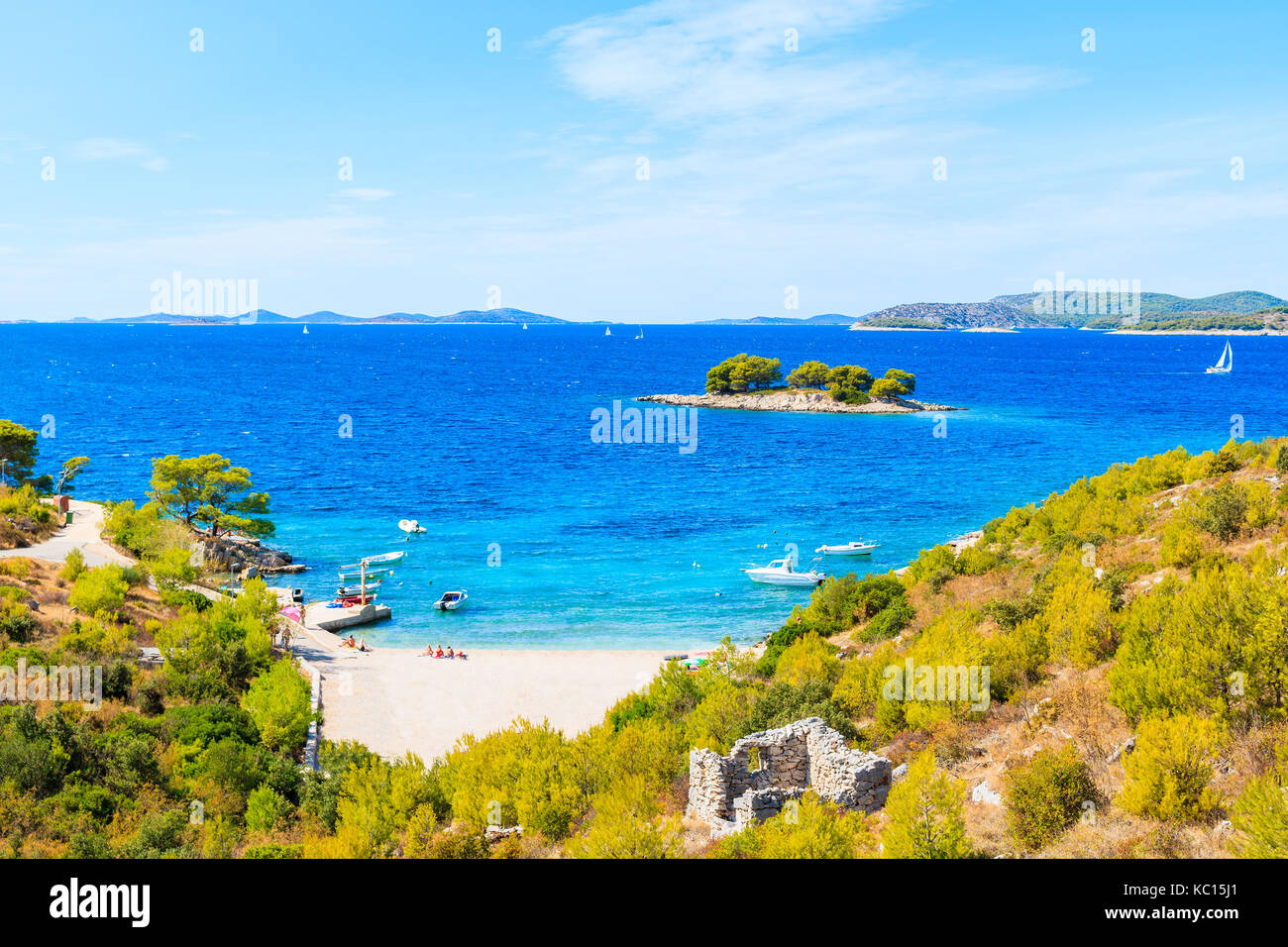 Vista de la bahía y la playa entre Grebastica y Primosten ciudades, Dalmacia, Croacia Foto de stock